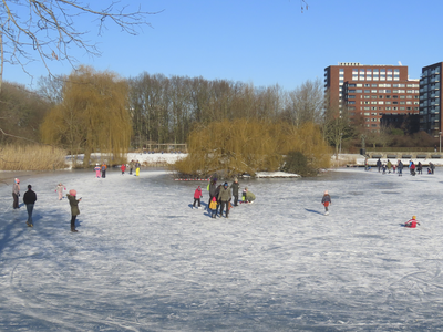 901363 Gezicht op de vijver in Park Transwijk te Utrecht, met schaatsers en spelende kinderen.
